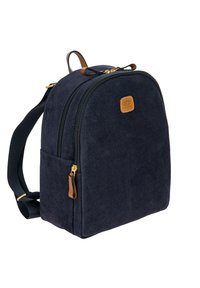 Zaino compatto blu navy con texture, chiusure lampo dorate, tiranti in pelle marrone, spallacci regolabili e una piccola etichetta "Made in Italy" sul davanti.