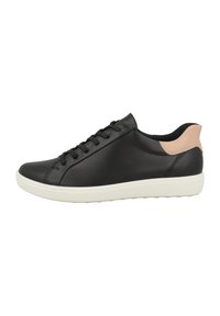 Sneaker in pelle nera con design a lacci, suola in gomma bianca e un accento rosa sul tallone. Texture liscia, punta arrotondata, stile minimalista.