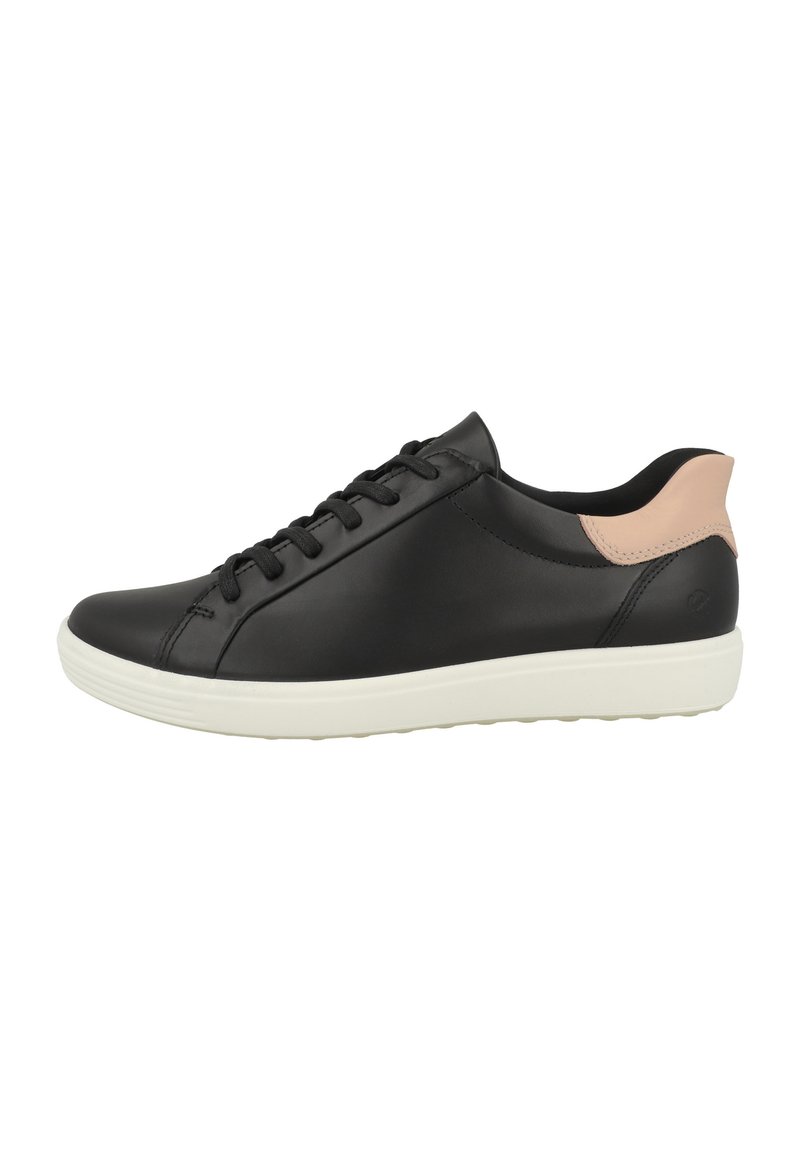 Sneaker in pelle nera con design a lacci, suola in gomma bianca e un accento rosa sul tallone. Texture liscia, punta arrotondata, stile minimalista.