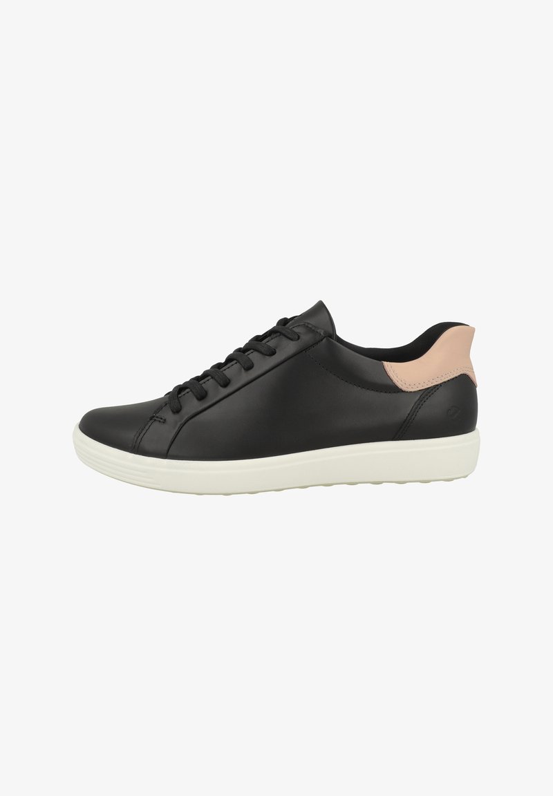 Sneaker in pelle nera con design a lacci, suola in gomma bianca e un accento rosa sul tallone. Texture liscia, punta arrotondata, stile minimalista.