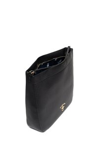 Czarna skórzana torba tote z teksturowanym wykończeniem, złotym zamkiem błyskawicznym i detalem z logo. Wnętrze charakteryzuje się kontrastowym podszyciem z subtelnym wzorem.