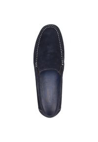 Marineblauwe suede instappers met witte contrasterende stiksels en een ronde tekening, voorzien van een leren binnenzool en een minimalistische stijl.