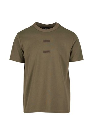 Oliven grøn bomulds t-shirt med rund halsudskæring og korte ærmer, med to rektangulære brune lapper i center foran.