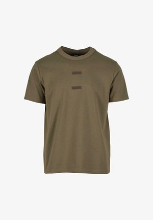 Camiseta de algodón verde oliva con cuello redondo y mangas cortas, que presenta dos parches rectangulares marrones en la parte frontal central.