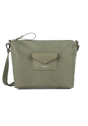 Sac bandoulière rectangulaire vert olive avec poche avant en forme d'enveloppe, fermeture éclair et sangle réglable.