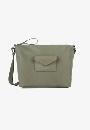 Sac bandoulière rectangulaire vert olive avec poche avant en forme d'enveloppe, fermeture éclair et sangle réglable.