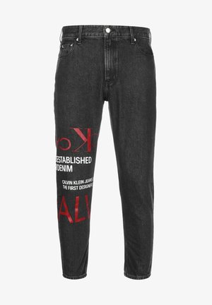 Vaqueros negros de denim con texto de la marca Calvin Klein en rojo y blanco en la pierna izquierda, con un diseño clásico de cinco bolsillos y cierre de botón.