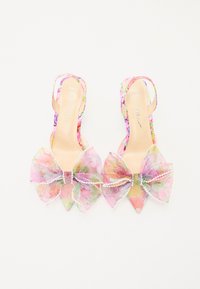 Sandales à talons hauts multicolores avec un textile transparent, un grand nœud décoratif sur l'orteil et une finition lisse et brillante.