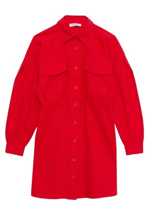 Czerwona sukienka koszulowa z długim rękawem, z przodem zapinanym na guziki, dwoma patkami na piersi i elastycznymi mankietami, rozłożona na białym tle.
