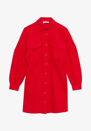 Rode overhemdjurk met lange mouwen, knoopsluiting aan de voorkant, twee borstzakken met klep en elastische boorden, plat gelegd op een witte achtergrond.