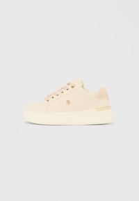 Bež superge z gladko teksturo, zaobljene oblike, kontrastnimi roza poudarki in grobo belo podplatom. Na luknjicah za vezalke imajo zlato kovinsko opremo.