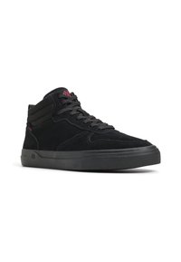 Baskets montantes noires avec des panneaux en daim et en maille, semelle en caoutchouc noir, lacets noirs et logo rouge sur la languette et sur le côté.