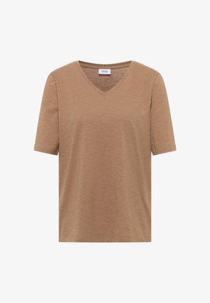 Femme aux cheveux courts et bruns portant un t-shirt marron uni à manches courtes et un jean bleu clair, vue de dos et de profil latéral.
