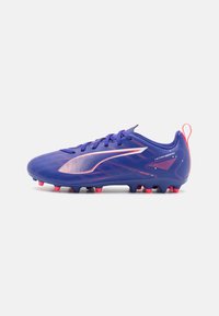 Scarpini da calcio viola con un upper testurizzato, logo bianco e accenti rosa. Presentano un design elegante e molteplici tacchetti per la trazione.