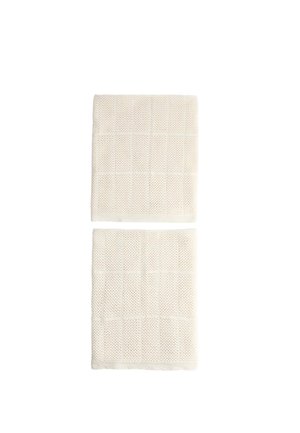 To foldede lyse beige håndklæder med vafletvævsstruktur på hvid baggrund.