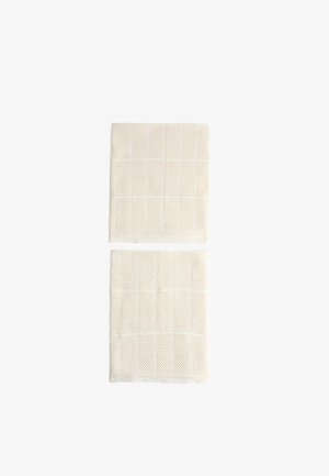 To foldede lyse beige håndklæder med vafletvævsstruktur på hvid baggrund.