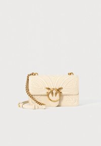 Kremfärgad läderväska med korsrem, präglat blommönster, guldfärgad metall och avtagbar kedjerem. Kompakt rektangulär form.