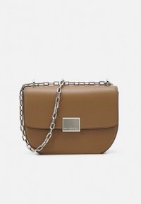 Ruskea nahkainen olkalaukku pyöreällä muotoilulla, hopeisella ketjuhihnalla ja etuosassa suorakaiteen muotoisella nepparikiinnityksellä.