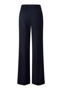 Pantalon large bleu marine avec une texture lisse, taille ajustée et poche arrière. Le tissu semble léger et drape élégamment.
