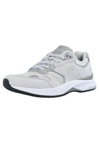 Sneakers grigie chiare realizzate in un mix di camoscio e materiali in mesh, con una soletta bianca e una suola nera testurizzata. Presentano accents e lacci grigi.