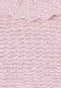 Tejido de punto rosa claro con un patrón texturizado. El borde superior presenta un diseño con ondas, lo que contrasta con la sección inferior lisa.