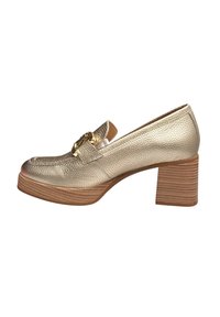 Mocassins à talons hauts en cuir doré avec une finition texturée, dotés d'un détail de quincaillerie dorée décorative et d'un talon en bois empilé.