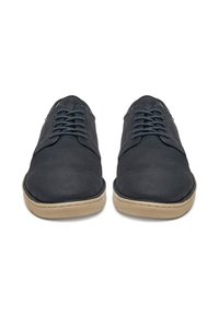 Ciemnoniebieskie, sznurowane buty z teksturowanej tkaniny, beżowa gumowa podeszwa, zaokrąglony nosek i kontrastowe wykończenie szwów.