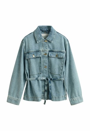Hellblaue Jeansjacke mit vorderen Knopfverschlüssen, zwei aufgesetzten Brusttaschen mit Klappen, langen Ärmeln und einem passenden Gürtel, der in der Taille gebunden ist.