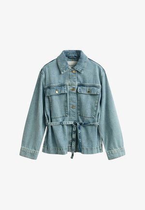 Hellblaue Jeansjacke mit vorderen Knopfverschlüssen, zwei aufgesetzten Brusttaschen mit Klappen, langen Ärmeln und einem passenden Gürtel, der in der Taille gebunden ist.