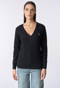 Maglione nero aV con maniche lunghe, realizzato in materiale morbido. Presenta un piccolo logo ricamato sul petto sinistro, polsini e orlo a costine.