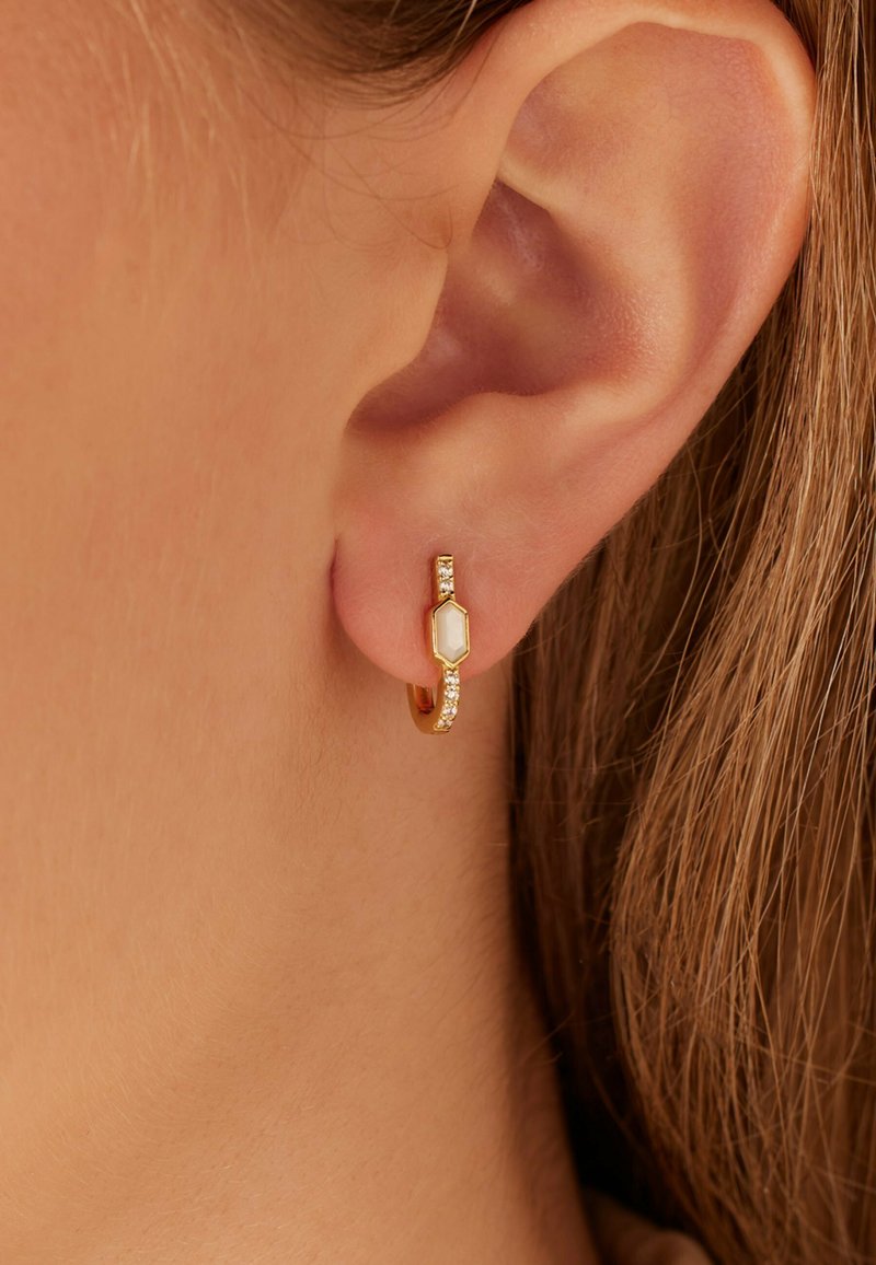 Gouden creolen met een octagonaal centraal accent en een rij kleine heldere kristallen langs de band, met een gepolijste afwerking.