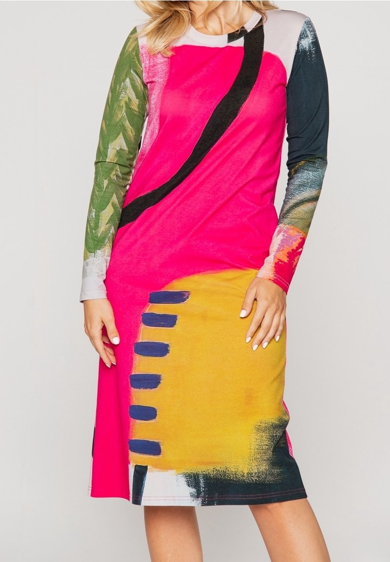 Vestido de manga larga y colores vibrantes en tonos rosa, verde y amarillo con patrones. Presenta diseños abstractos y diversas texturas, con un escote redondo.