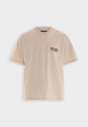 Beige T-shirt met korte mouwen en ronde hals, met zwarte tekst "PEQUS" op de linkerborst, weergegeven op een effen witte achtergrond.