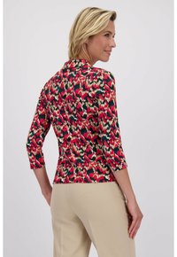 Kleurrijke blouse met een patroon en driekwart mouwen, in tinten roze, blauw en beige, met een subtiele gestructureerde stoffinish.