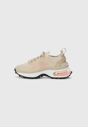 Zapatilla deportiva beige con parte superior de punto texturizado, acentos en rosa y gruesa entresuela blanca con unidad de aire visible, suela negra con relieve.