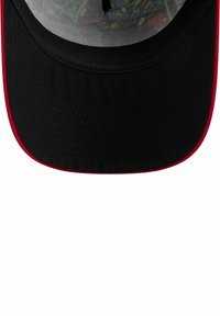 Cappello di stoffa nera con visiera rigida, dettagli di cucitura rossa e un interno colorato a motivo visibile attraverso il pannello superiore in rete.