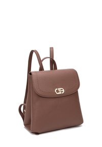 Sac à dos en cuir marron avec fermoir à rabat et quincaillerie dorée. Dispose de bretelles réglables et d'une surface texturée pour une meilleure prise.