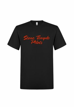 Sort bomulds T-shirt med et iøjnefaldende, rødt, kursiv logo "Stone Temple Pilots" centreret på forsiden. Korte ærmer, standard pasform.