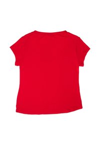 Czerwona koszulka z krótkim rękawem i okrągłym dekoltem. Wykonana z gładkiej, lekkiej tkaniny, w jednolitym kolorze, bez wzorów lub ozdobników.