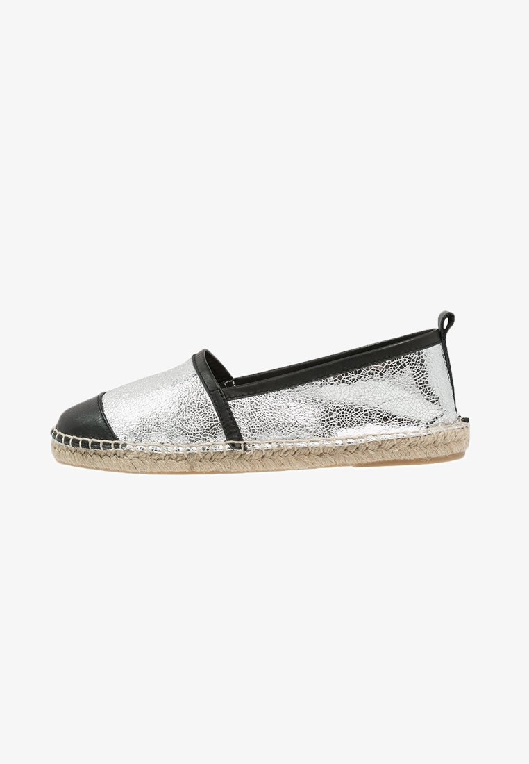 Espadrille argenté avec un capuchon de orteil noir et des bordures assorties. Présente une tige métallique texturée et une semelle en corde de jute. Design minimaliste.