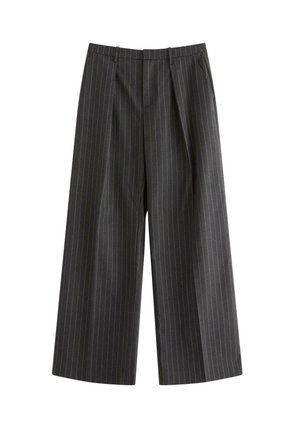 Pantaloni a gamba larga in tessuto grigio scuro con sottili righe bianche verticali. Dettaglio frontale plissettato con una texture liscia e rifinitura sartoriale.