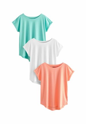 Tre kortärmade T-shirts i turkos, vit och korall, med en avspänd passform och rund halsringning samt en mjuk, slät tygtextur.