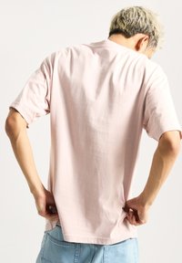 Vans SALTON LOOSE FIT  - Jednoduché tričko - light brown