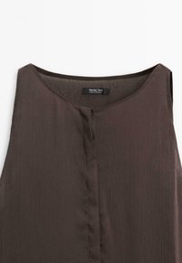 Blusa senza maniche marrone con scollatura rotonda, texture a coste verticali e chiusura centrale con bottoni. Etichetta leggibile "Massimo Dutti, Made in Portugal."