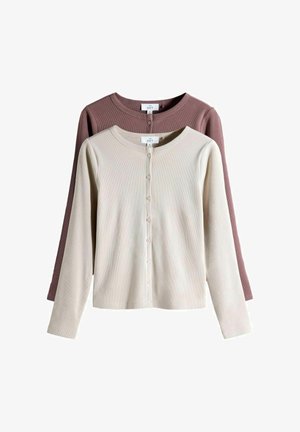 Zwei gerippte Strickjacken mit langen Ärmeln und Knöpfen, eine beigem Vordergrund und eine mauvefarbene im Hintergrund, beide mit runden Ausschnitten und mittelgroßen Etiketten.