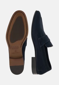 Mocassins pour hommes en daim bleu marine avec semelle en cuir, détails cousus, et petit talon empilé, taille 42, fabriqués en Italie.