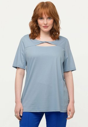 Lichtblauw t-shirt met korte mouwen en een uniek kruisvormig uitsnedeontwerp bij de halslijn. Gladde stof met een ontspannen pasvorm.