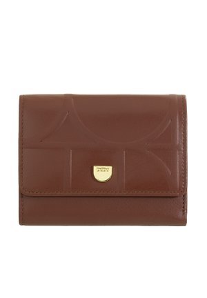Billetera de cuero marrón con diseño geométrico en relieve, herrajes en tono dorado y cierre a presión. Forma rectangular compacta con textura suave.