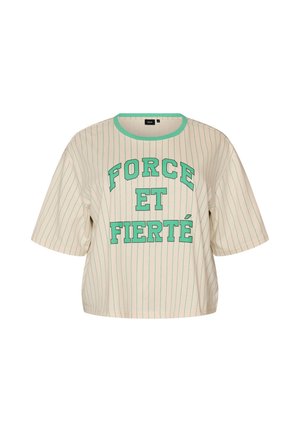 Off-white kortærmet skjorte med tynde grønne lodrette striber og grøn halskant, med fed grøn tekst "FORCE ET FIERTÉ" foran.