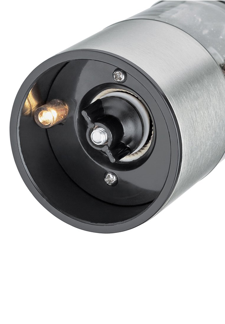 Metallischer zylindrischer Sockel mit einem schwarzen Kunststoffinnenteil. Verfügt über einen einzelnen Lampenfassungshalter, silberne Beschläge und eine glatte Oberfläche.